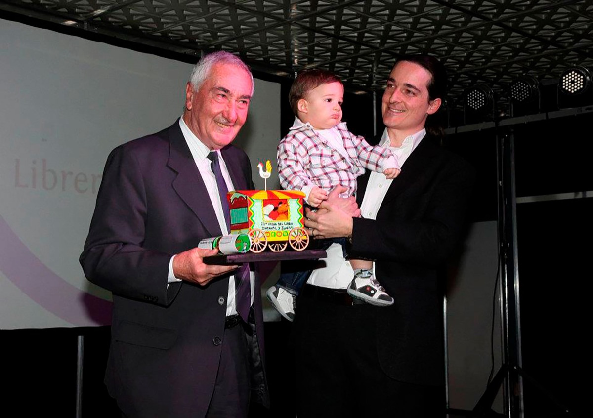 Entrega del premio a La Normal en la Feria del Libro Infantil y Juvenil.
