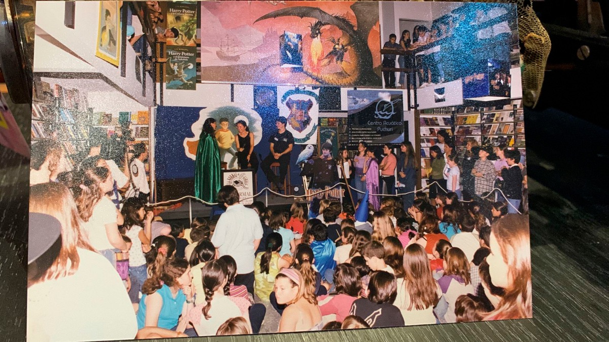 Chicos disfrazados en un evento infantil dentro de la librería La Normal.