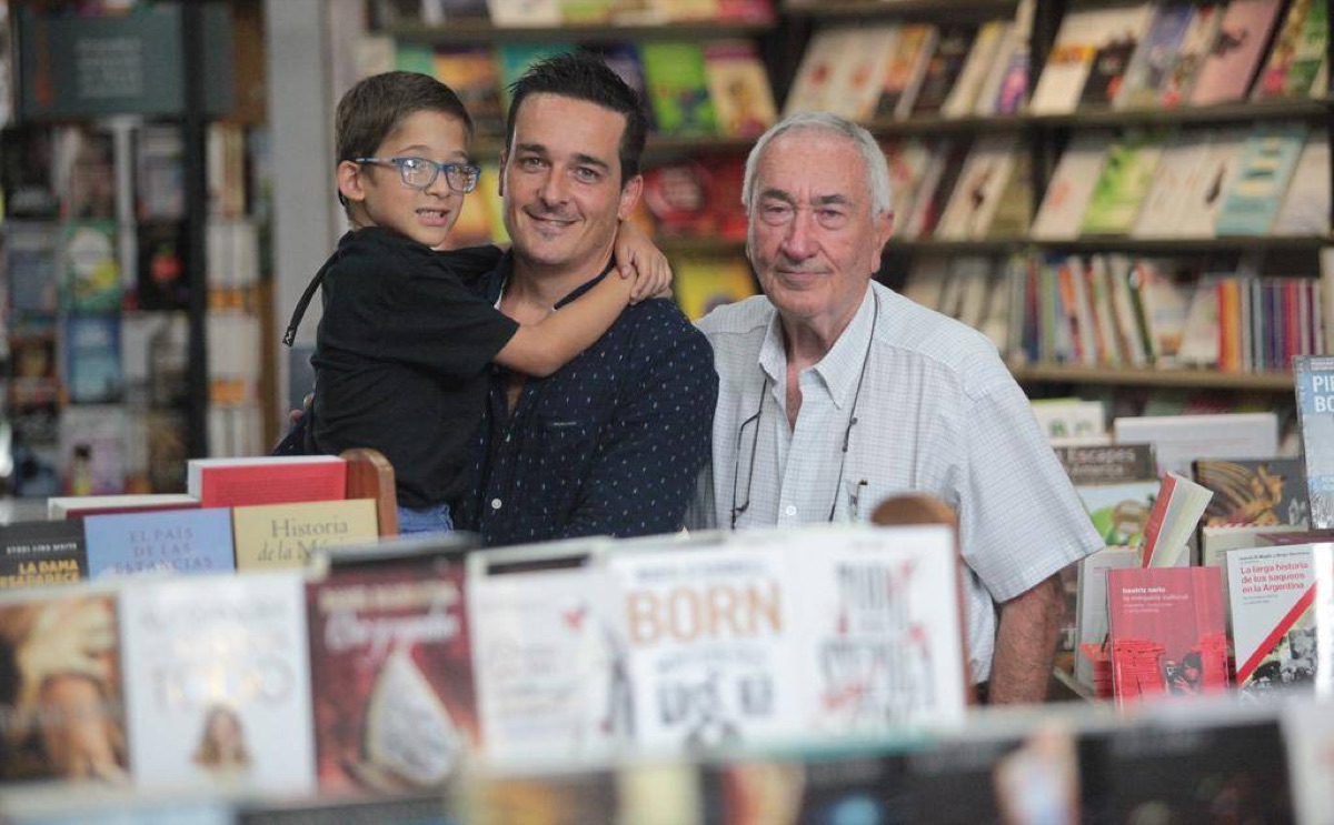 Tres generaciones de la familia García juntas detrás del mostrador de La Normal.